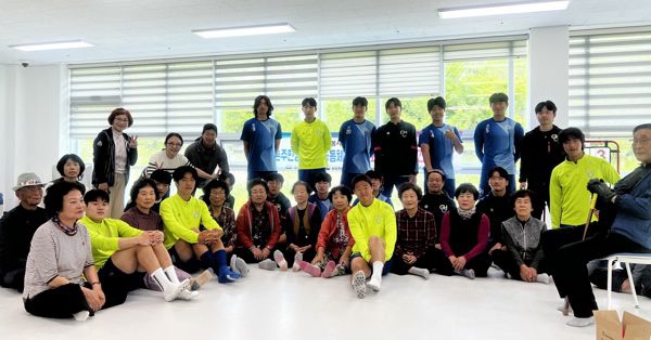공 하나로 웃음꽃 활짝…김해대 스포츠재활과, 어르신과 함께한 건강365